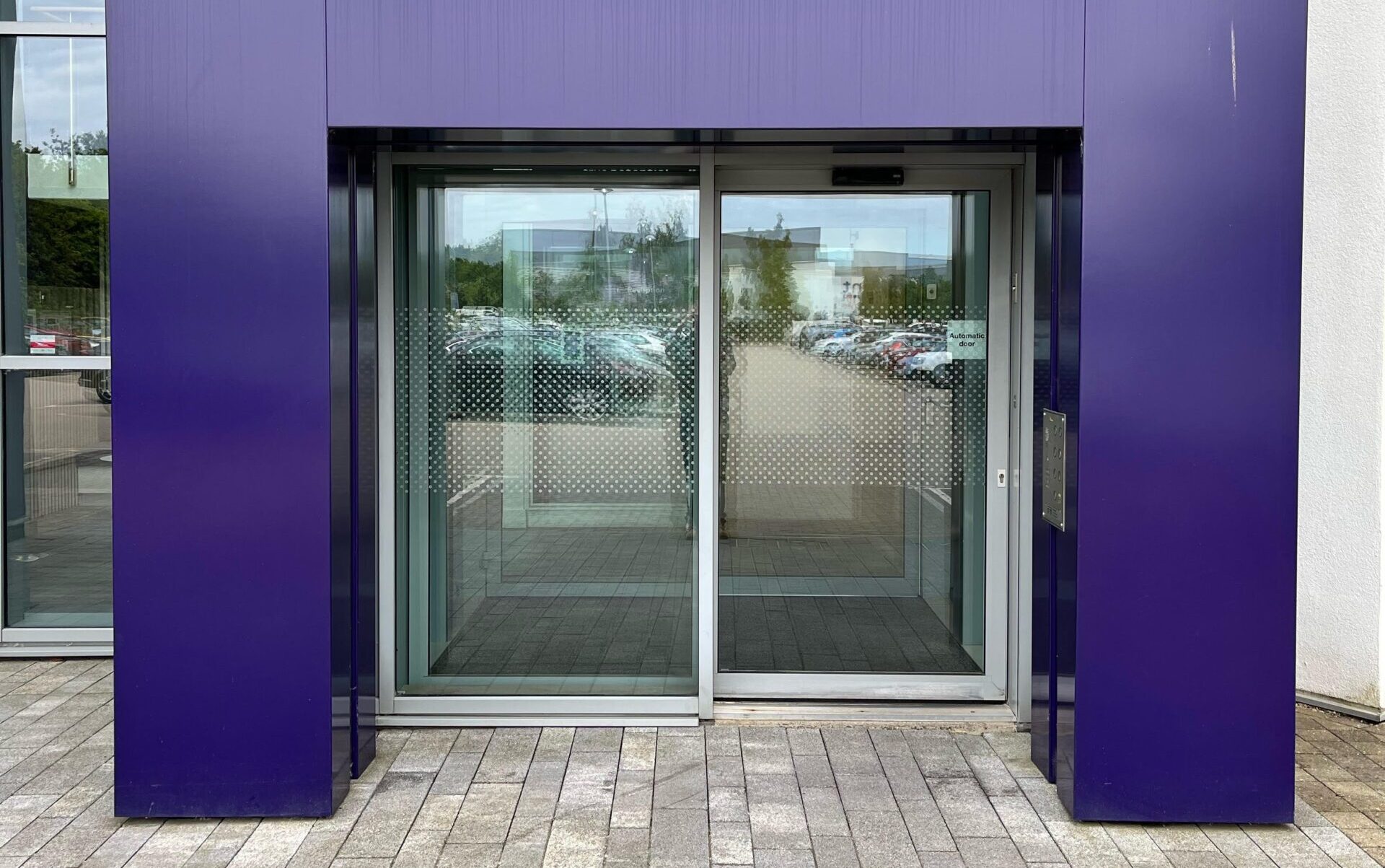Single automatic sliding door